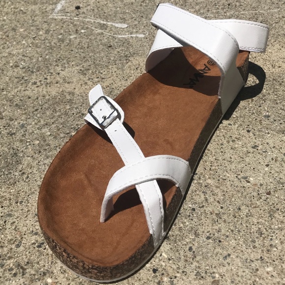 Black or white strappy buckled cork sandals - Picture 8 of 8